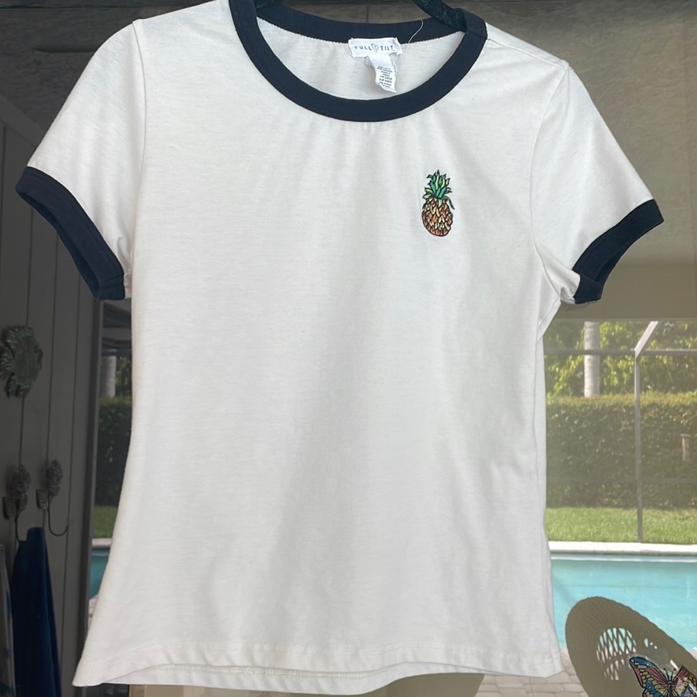 Cute t-shirt in almost perfect condition! Hardly worn!🍍